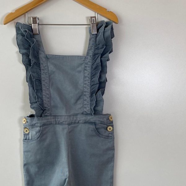 Jardineira jeans com babado 2 anos
