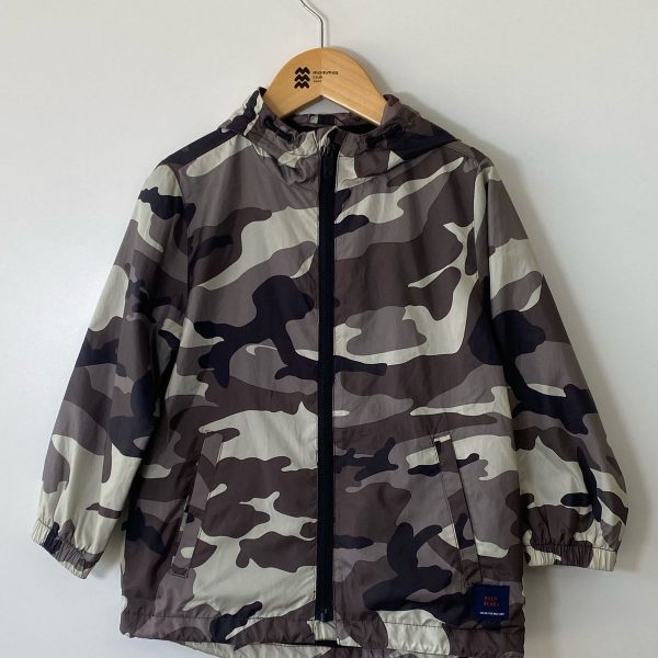 Corta vento camuflada 3 anos