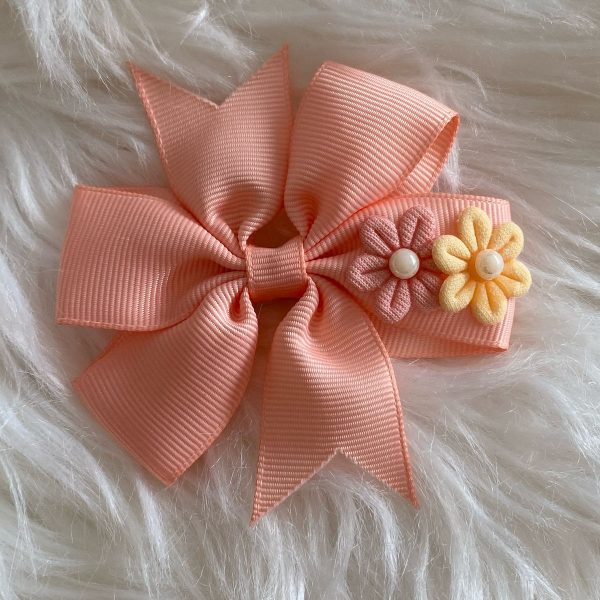 Laço para cabelo infantil com detalhe de flor