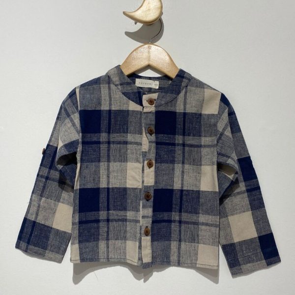 Camisa xadrez azul e off-whitte