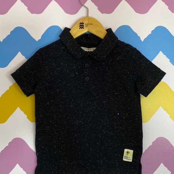 Camiseta preta gola polo
