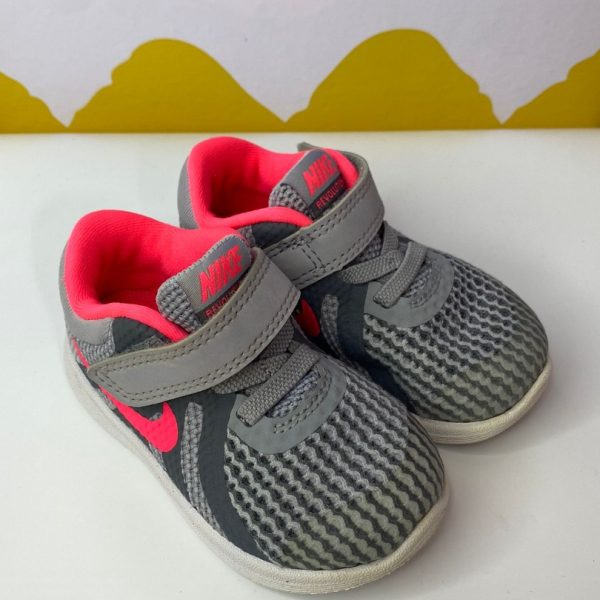 Tenis cinza e rosa