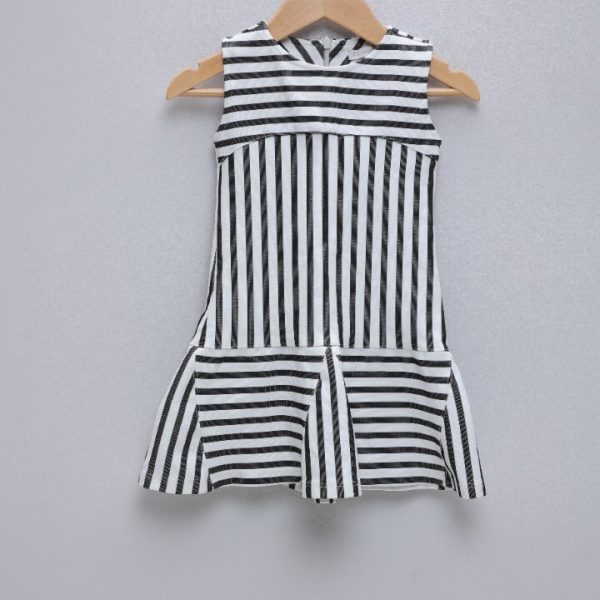 Vestido listrado preto e branco